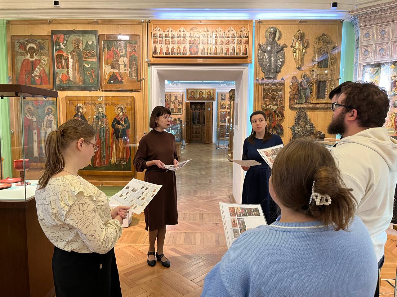 Екатерина Пуганова, хранитель экспозиции МХИ ЦАК, проводит занятие для экскурсоводов и смотрителей музея